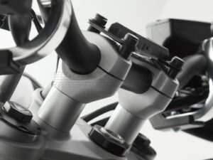 085748_ZAL077652.jpg ZESTAW PODWYŻSZAJĄCY KIEROWNICĘ SW-MOTECH 20MM TRIUMPH STREET TRIPLE 675 (12-16) SILVER