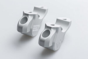 087139_ZAL275542.jpg ZESTAW PODWYŻSZAJĄCY KIEROWNICĘ SW-MOTECH BMW MODELS PODWYŻSZENIE 32MM PRZESUNIĘCIE 20MM SILVER