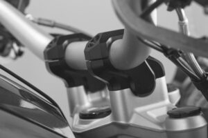 087150_ZAL275541.jpg ZESTAW PODWYŻSZAJĄCY KIEROWNICĘ SW-MOTECH BMW MODELS PODWYŻSZENIE 32MM PRZESUNIĘCIE 20MM BLACK