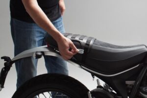 154390_ZAL218127.jpg KLAMRY DO TORBY BOCZNEJ LEGEND GEAR SW-MOTECH ALUMINIUM PARA