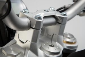 ZESTAW PODWYŻSZAJĄCY KIEROWNICĘ SW-MOTECH 30MM BMW F 850 GS/ADV F900 GS SILVER