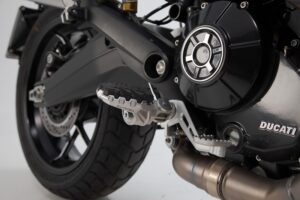 PODNÓŻKI EVO SW-MOTECH DUCATI MODELS/BENELLI TRK 502 X (18-) BLACK/SILVER