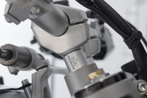 ZESTAW PODWYŻSZAJĄCY KIEROWNICĘ SW-MOTECH 20MM DUCATI DESERTX (22-) SILVER